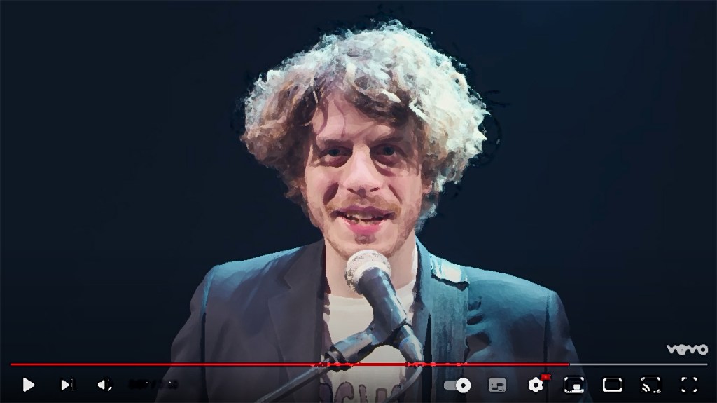 primo piano di lodo guenzi dal video "Una vita in vacanza", lo stato sociale