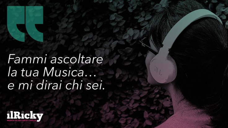 Primo piano di ragazza con occhiali e cuffie bluetooth, testo «fammi ascoltare la tua Musica... e mi dirai chi sei», logo ilRicky [musica di un certo livello]