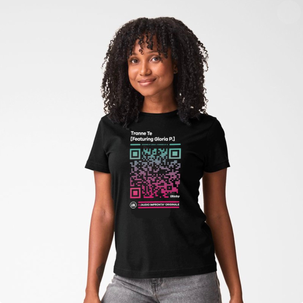 ragazza che indossa la t-shirt sonica color nero in versione audio impronta