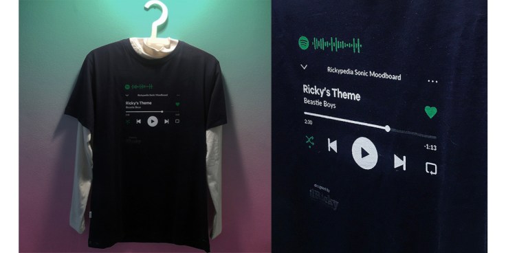 foto t-shirt sonica blu marino e dettaglio artwork